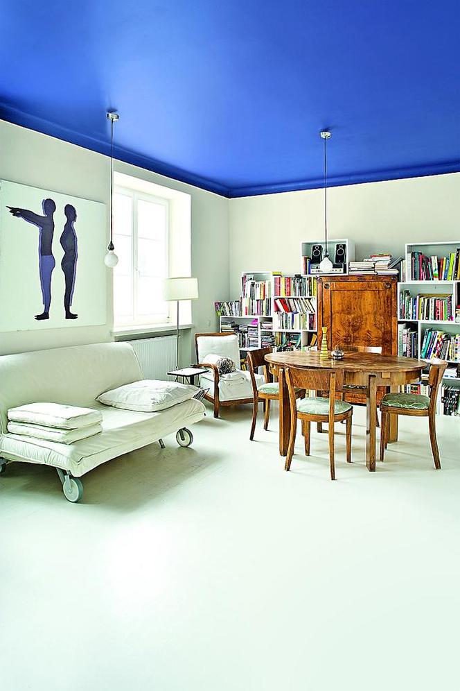 Niebieski sufit w salonie