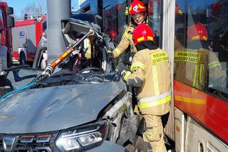 Wypadek w Gdańsku. Samochód wjechał w tramwaj. Kierowca był zakleszczony w aucie