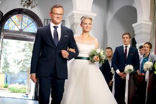 Powiedz TAK! odc. 1. Natalia (Anna Karczmarczyk), Oskar (Cezary Pazura), Michał (Mikołaj Roznerski), Olga (Sylwia Gliwa)