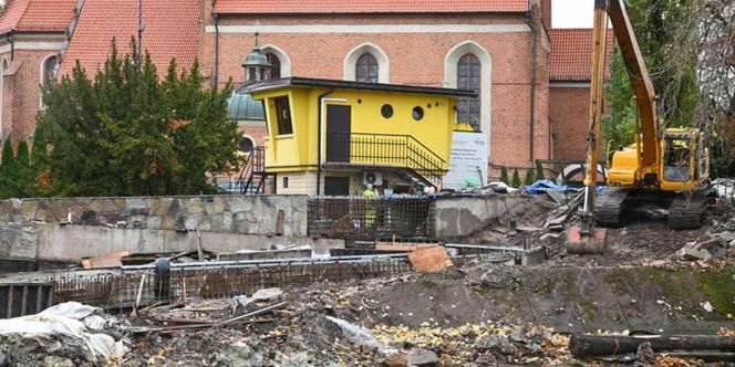 Koparki pracują na brzegu Brdy, przy farze w Bydgoszczy. To inwestycja z myślą o... rybach