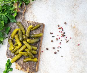 Korniszony na medal! Chrupiące ogórki konserwowe jak u babci – przepis na zimę