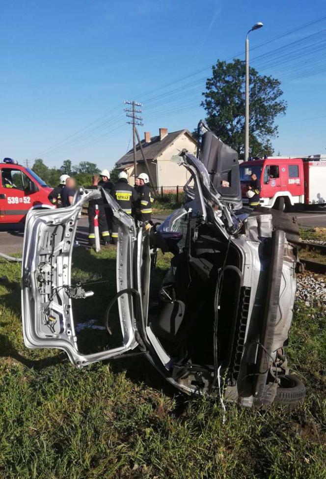 Koszmar w Dragaczu. Samochód osobowy zmasakrowany przez pociąg