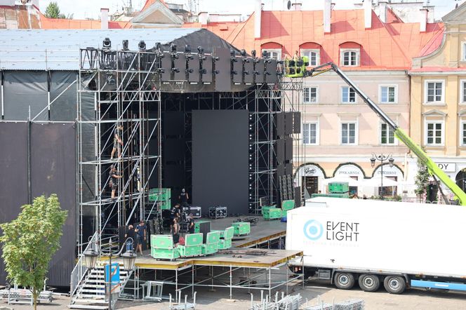 Przed sobotnim koncertem trwa budowa sceny na pl. Zamkowym w Lublinie
