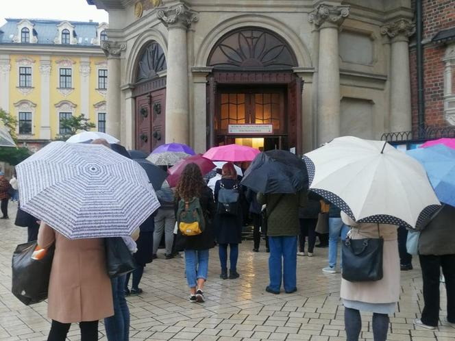 Ostatnie pożegnanie Wandy Półtawskiej. Kard. Dziwisz: "Księga jej życia została zamknięta"