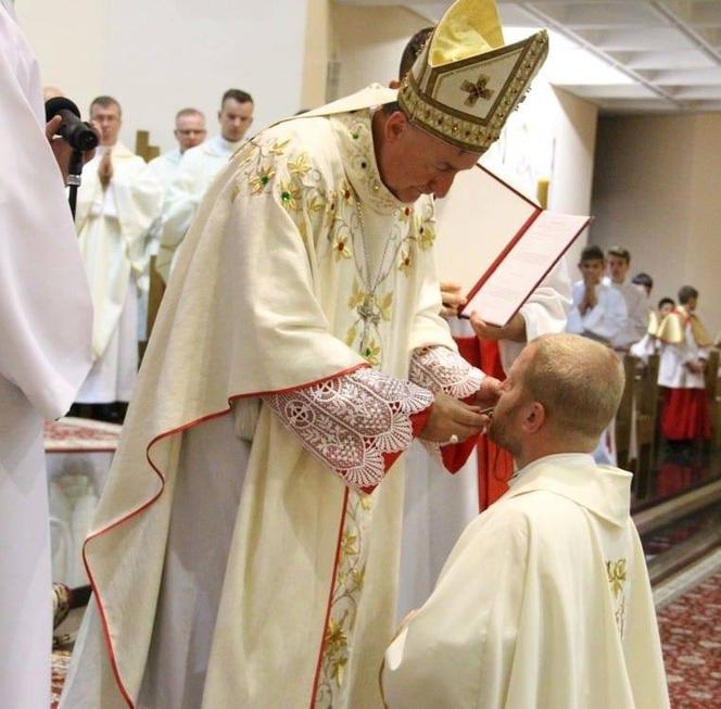 Nie tylko siostry dominikanki! W bocheńskim DPS pomaga też ksiądz z Kazachstanu. Kim jest?