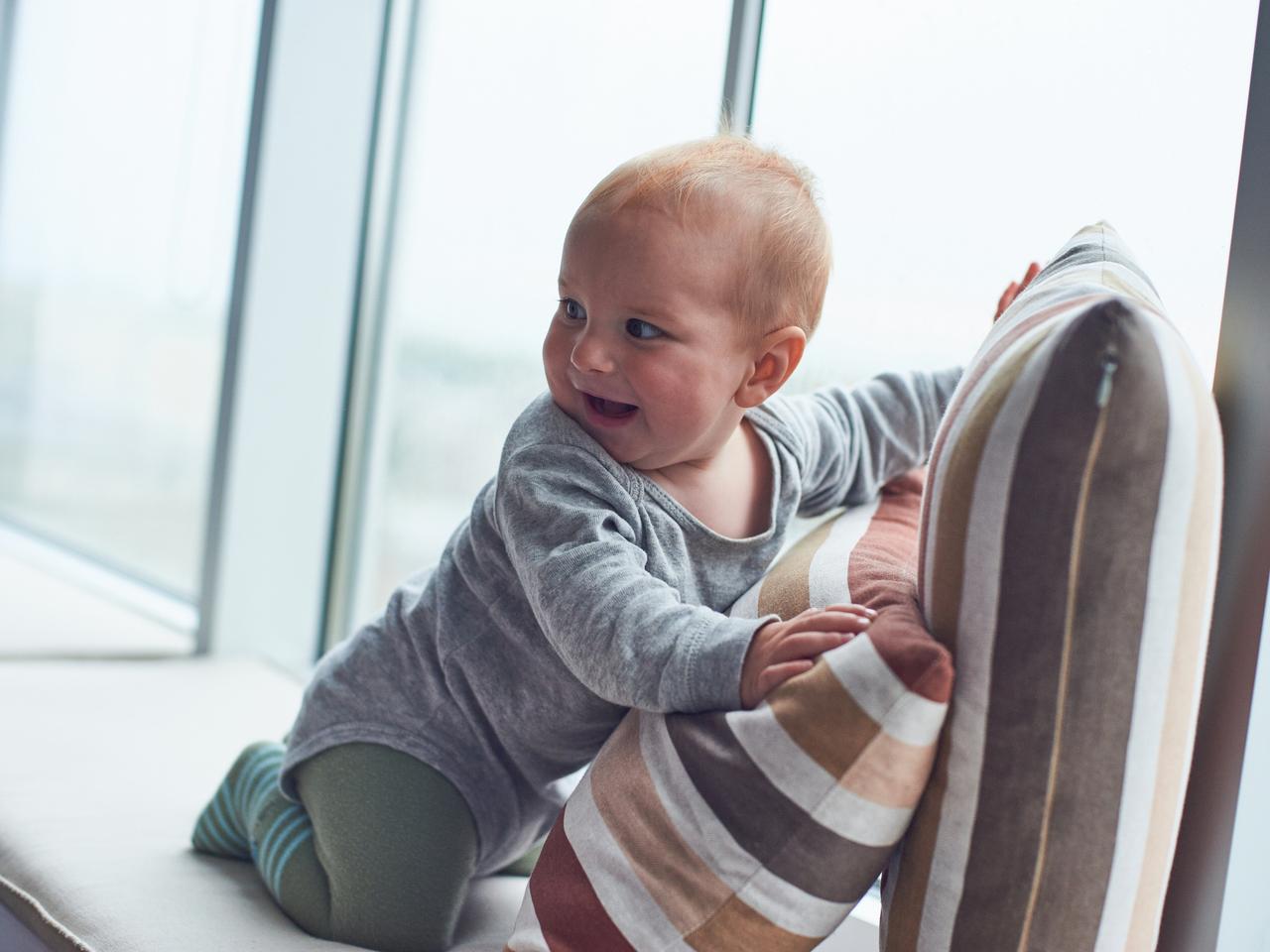 Bobasy akrobaci? Uważaj, może twoje niemowlę też tak się bawi, gdy wychodzisz z pokoju [WIDEO]