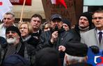 Kraków. Protest w obronie mediów publicznych. Barbara Nowak: „Zawszańcy nas sprzedali”, zgromadzeni: „Wolna Polska!”