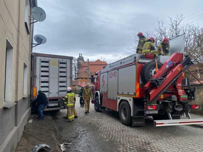 Ciężarówka z drobiem wjechała w budynek