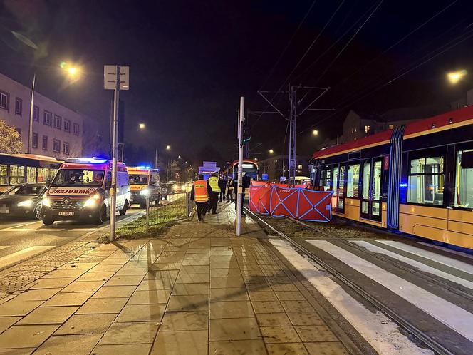 Wszedł na torowisko na czerwonym świecie. Przejechał go tramwaj. Zginął na miejscu