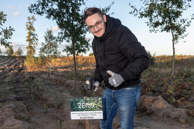 Rafał Mądry - sadzenie drzew w Czarnowie