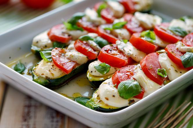 Sałatka caprese podawana na pieczonej cukinii