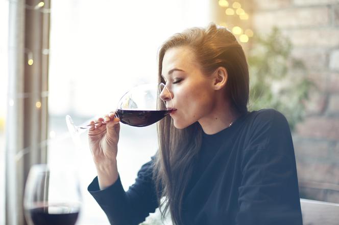 Jaki wpływ ma alkohol na skórę, włosy i paznokcie?