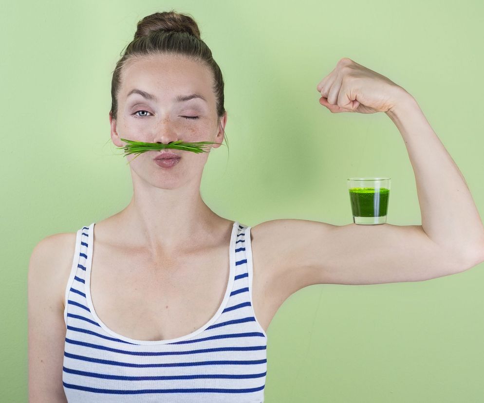 Obwisła skóra na ramionach dotyczy nie tylko nie tylko osób, które szybko schudły. Przyczyną jej powstawania mogą być zmiany hormonalne lub wiek