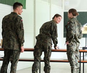 M jak miłość odc. 1875. Majka (Matylda Giegżno), Zuza (Natalia Sitarska), Janek Winiar (Jakub Sirko)