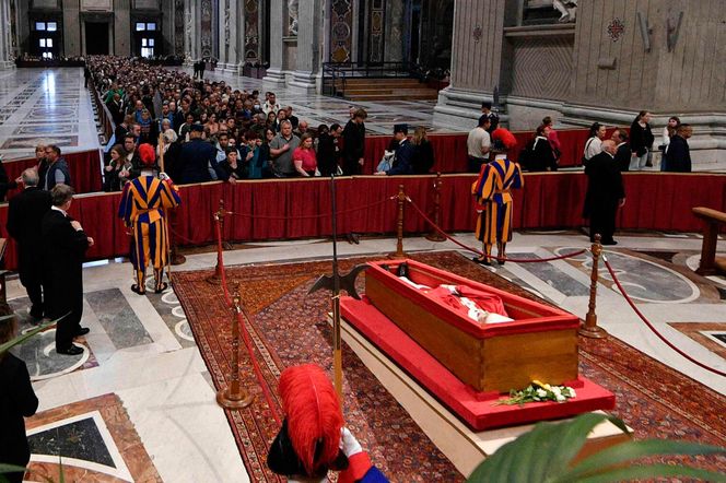 Tłumy w Watykanie. Wierni oddają hołd papieżowi Franciszkowi