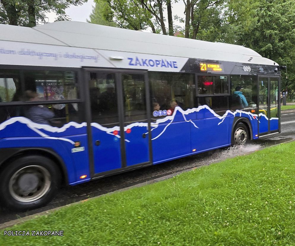 Pijany turysta żądał, aby autobus miejski zawiózł go z Zakopanego do... Krakowa. Wezwano policję
