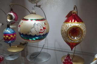 Świąteczny cennik ozdób choinkowych 2025. Od marketowej bombki za 2 zł do unikatu wartego samochód