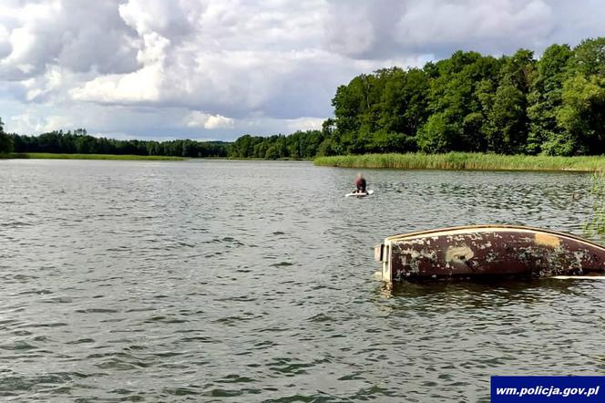 Przewrócona łódź na jeziorze Wałpusz na Mazurach. Cała załoga w wodzie!