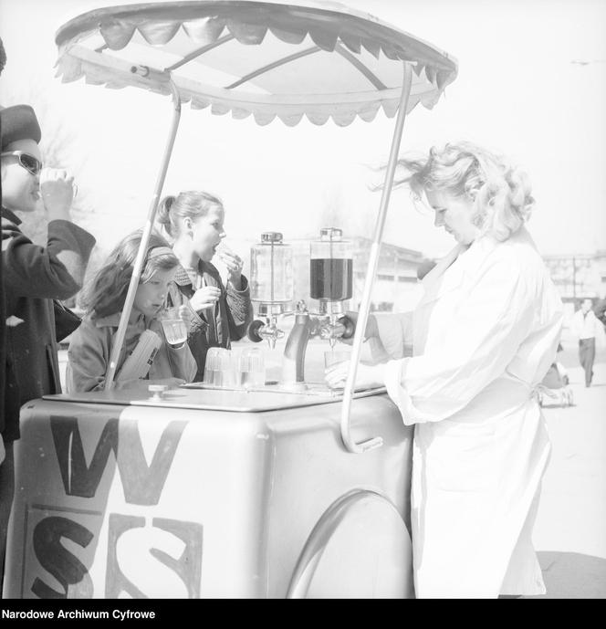 Saturator z wodą sodową przy ul. Puławskiej w Warszawie, 1967. 