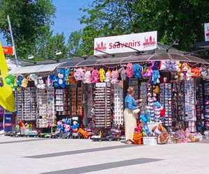 Wakacyjne pamiątki na straganach w nadmorskich kurortach