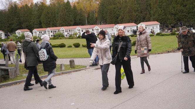 Tłumy na cmentarzu przy ul. Poprzecznej. Olsztynianie odwiedzają groby bliskich [ZDJĘCIA]