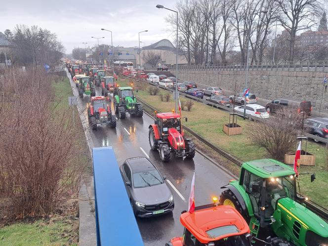 Strajk rolników w Krakowie. Kolumna liczyła ponad 400 maszyn