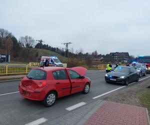 PILNE: Poranny wypadek na drodze nr 42 w Kuczowie. Zderzyły się dwa auta osobowe i bus [ZDJĘCIA]