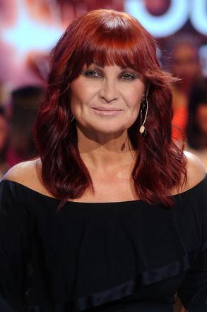 Iwona Pavlović w rudych włosach