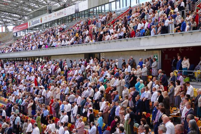 Kongres Świadków Jehowy Białystok 2024. Tłumy wiernych na Stadionie Miejskim