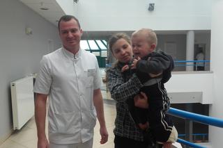Wrocławscy lekarze pomogli chłopcu, który urodził się ze złamaną nogą. To pierwsza taka operacja w Polsce! [AUDIO]