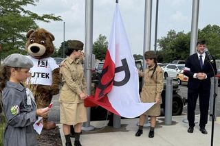 Modlitwa, powstańcza flaga, światło zniczy i rac dla upamiętnienia bohaterów w Chicago