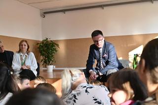 Hołownia powrócił w rodzinne storny. nie uwierzysz jaki został prezent!