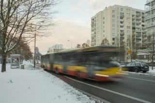 Mróz i śnieg nie były przeszkodą. Autobus mknął ulicami Warszawy z otwartymi drzwiami