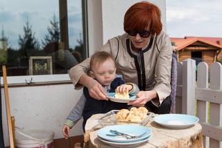 Babcia uczy wnuka puszczać kaczki