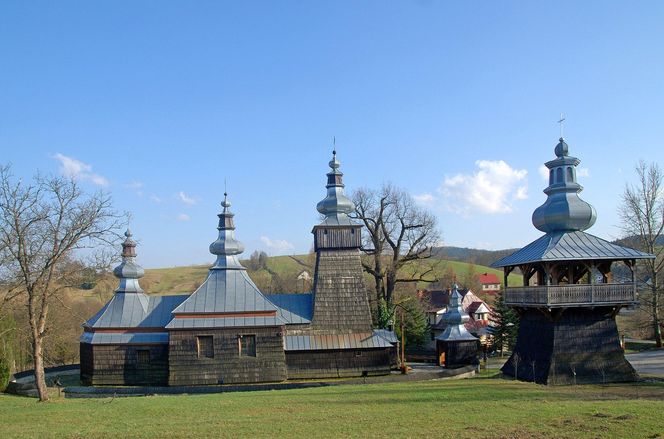 To dawna wieś biskupstwa krakowskiego. Łemkowską cerkiew przekształcono w niej na kościół 