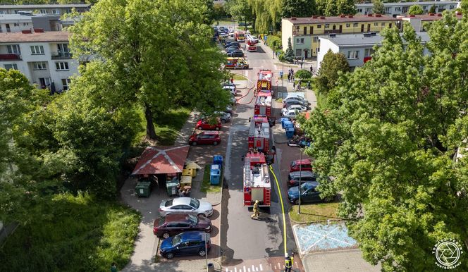 Pożar i wybuchy w mieszkaniu bloku w Tychach