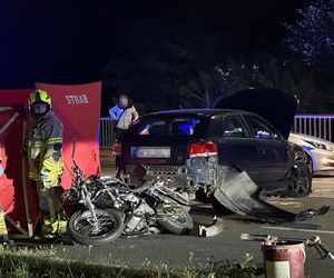 Śmiertelny wypadek w Nowym Dworze Mazowieckim. Osobówka zmiotła motocyklistę z jezdni