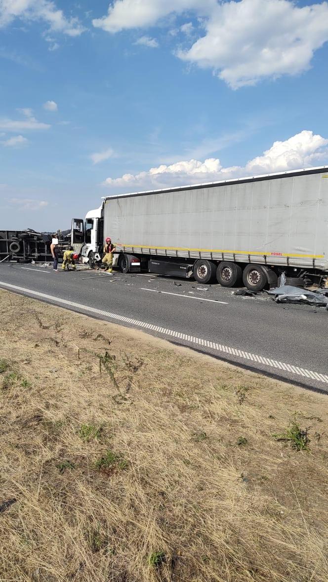 Dostawczak wjechał w ciężarówkę. Groźna kolizja na S5 koło Leszna