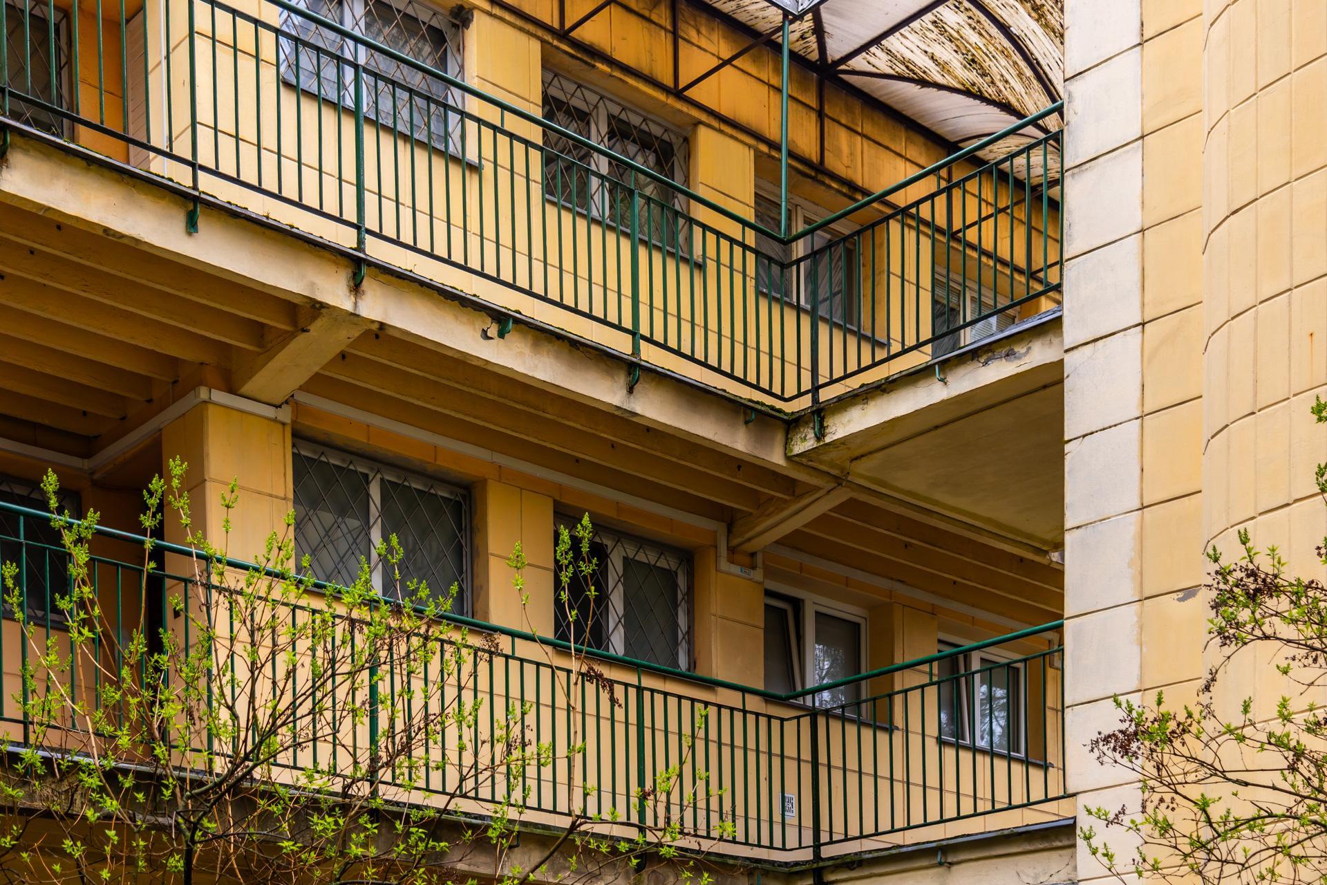 Osiedle WSM Koło II w Warszawie - zdjęcia. Pablo Picasso na ścianie i klatki schodowe typu ser