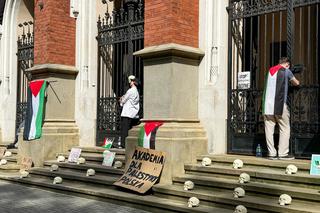 Protest solidarnościowy z Palestyną. Studenci przykuli się do bramy UJ