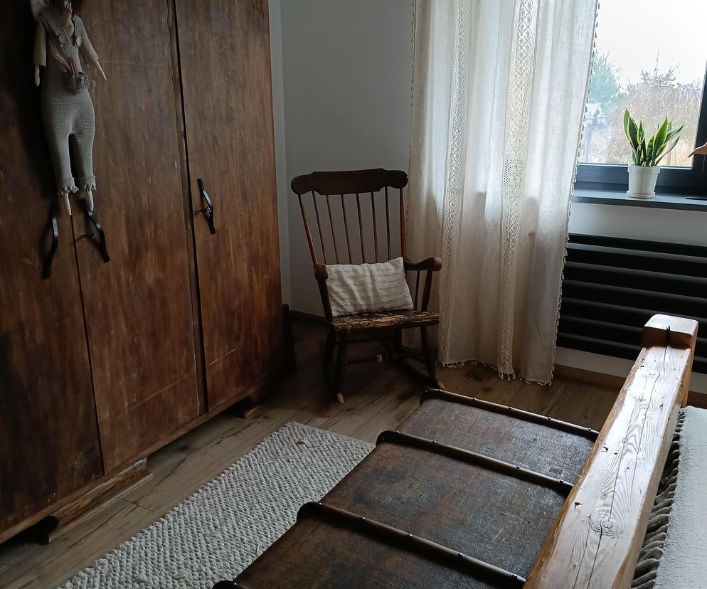 Zrobili łóżko ze starego drewna dachowego. Dom Ani i Sławka to drewniane królestwo