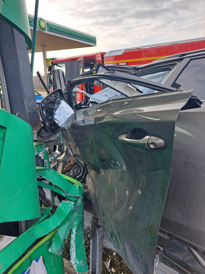 Wypadek na DTŚ. Auto wjechało w stację paliw w Rudzie Śląskiej