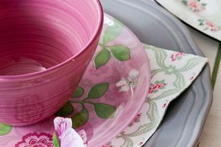 Szaro-różowa dekoracja stołu na Wielkanoc