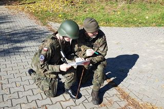 Wspólne ćwiczenia terytorialsów i kadetów ze szkół przygotowania wojsowego. Ćwiczyli nad zalewem na Borkach i zamku w Iłży 