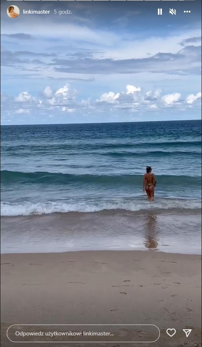 Marta Linkiewicz na plaży bez stanika
