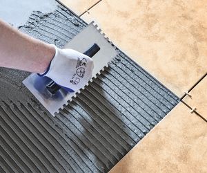 Prosta wymiana płytek w łazience, kuchni i nie tylko. Jak wymienić płytki?