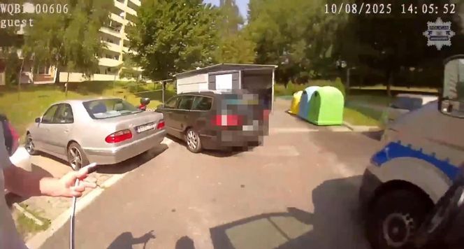 25-latek utknął w rozgrzanym samochodzie i wołał o pomoc. Policjanci musieli rozbić szybę