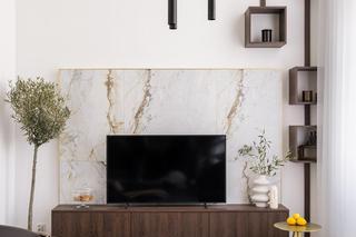 33-metrowe mieszkanie z antresolą. Żeliwne, rzeźbione schody przykuwają wzrok! Zobacz zdjęcia i zainspiruj się