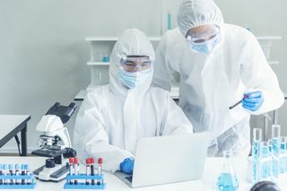 Wiadomo już, kim jest pierwszy Polak zakażony Omikronem. Służby w gotowości 