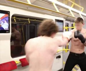 Nielegalna walka w metrze w Warszawie. Szokujące sceny w pociągu! 